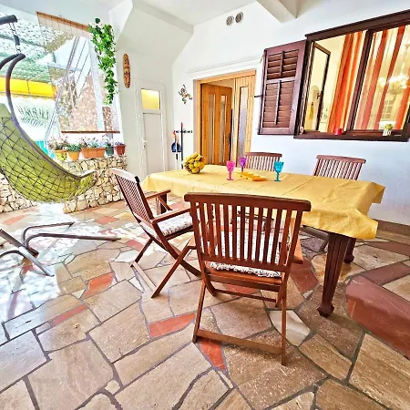 Apartment Tempera By The *