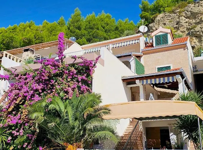 Apartment Tempera By The *